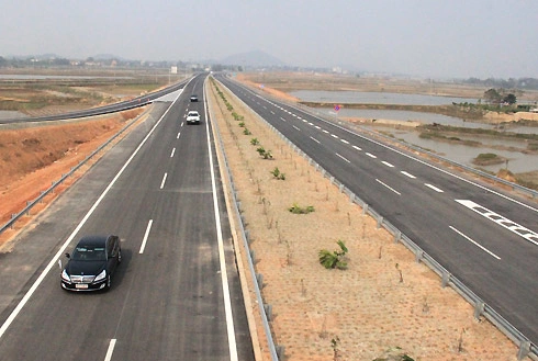 Thuê xe đường dài đi Miền Trung, Miền Bắc 4–7 chỗ, xe riêng không ghép khách, chạy an toàn, chủ động lịch trình. Gọi 0962 506 300.