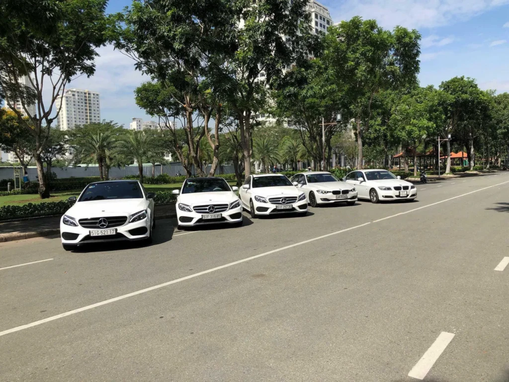 Dòng xe sang phục vụ những dịp cưới hỏi, đưa đón khách hàng